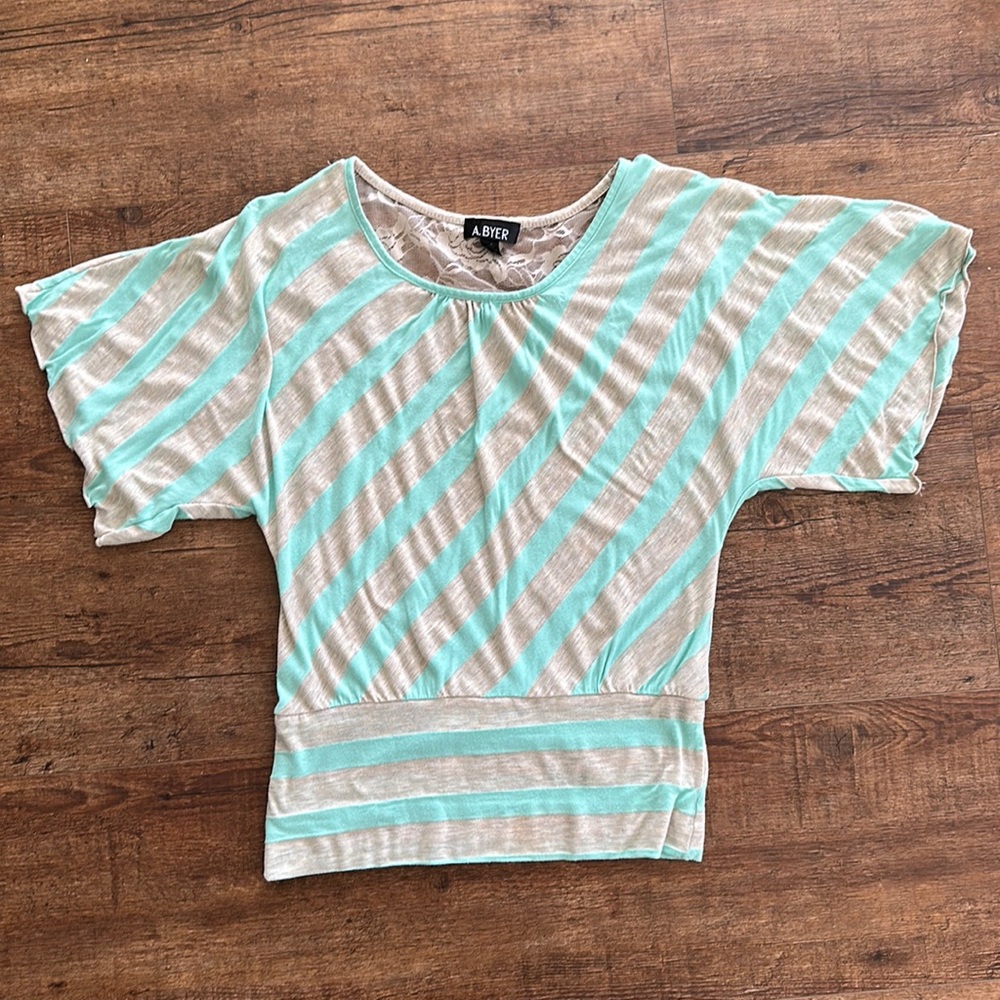✨ 5 for $25 ✨ A. Byer Short Sleeve Dolman Top with Lace Detailing on Back Sz S